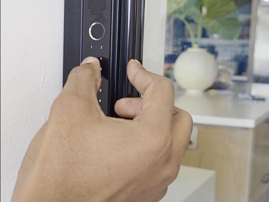 Smartwave glass door lock — fingerprint keypad, fitted without drilling